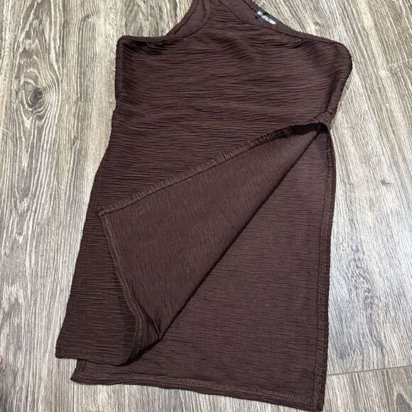 Pretty Little Things SHAPE CHOCOLATE BROWN TEXTURED ONE SHOULDER SPLIT SIDE TOP - Picture 3 of 5